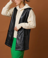 フェイクレザーミドル丈ベスト