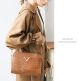 Vバックル2ジッパーショルダーバッグ