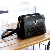 Vバックル2ジッパーショルダーバッグ