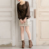 デザインボタンブラウス