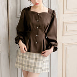 デザインボタンブラウス