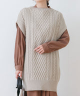 ケーブルニットベスト