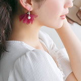 パールアクセントフラワーモチーフピアス