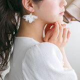 パールアクセントフラワーモチーフピアス