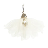 パールアクセントフラワーモチーフピアス