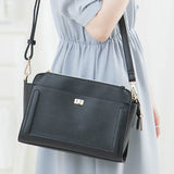 金具付きショルダーバッグ