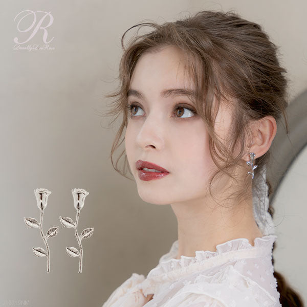 134 薔薇一輪✖︎かすみ草ハート型レジンシルバー仕様　ピアスorイヤリング 134 薔薇一輪✖︎かすみ草ハート型レジンシルバー仕様 ピアスorイヤリング
