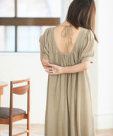 バックデザインパフスリワンピース