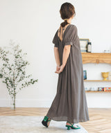 バックデザインパフスリワンピース