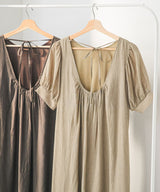 バックデザインパフスリワンピース