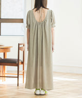 バックデザインパフスリワンピース