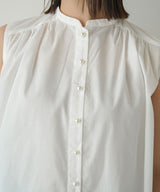パールボタンギャザーブラウス