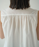 パールボタンギャザーブラウス