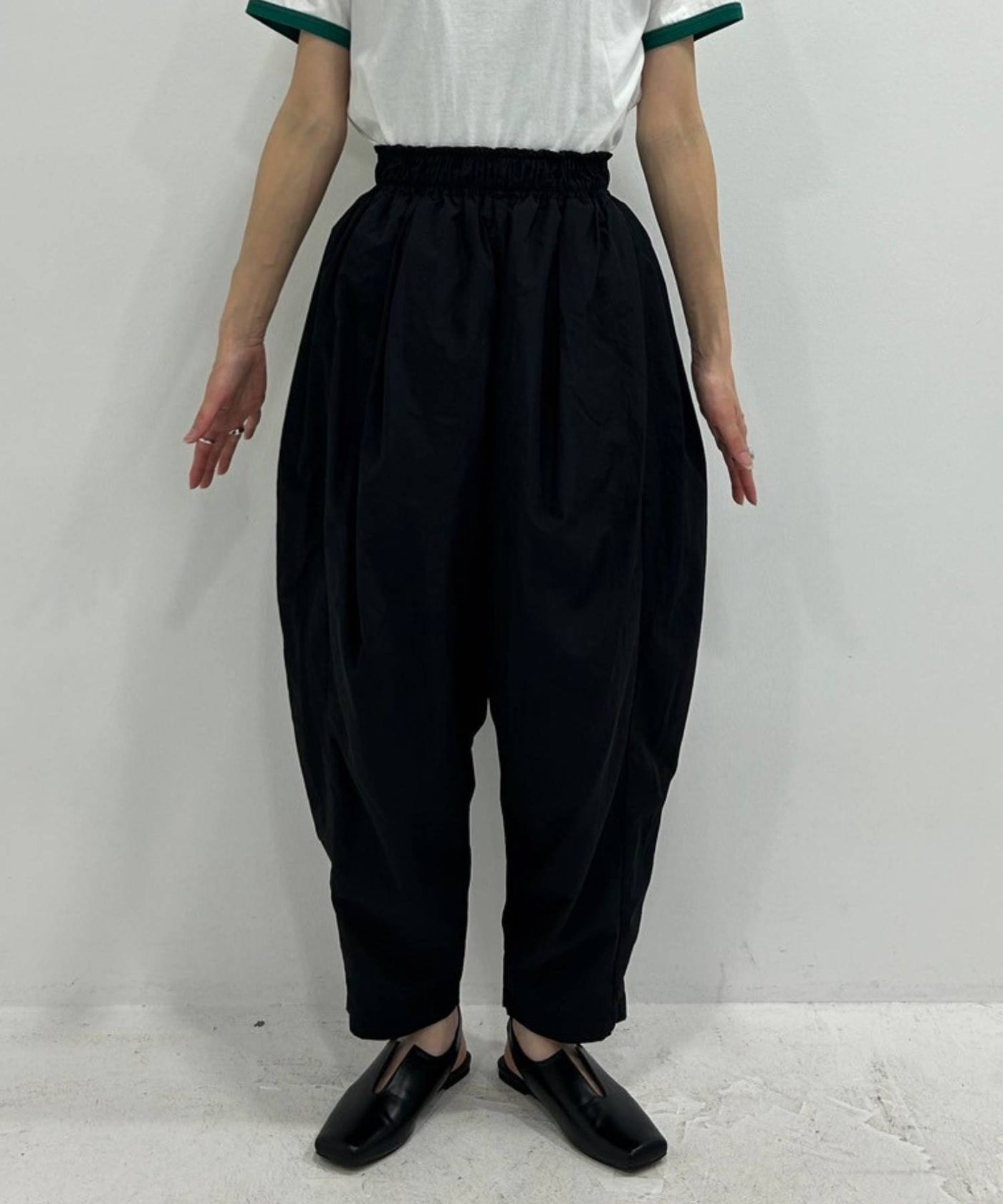 黒いギャザー入りナイロンパンツ ナイロンタフタタックギャザーパンツ – レディースファッション