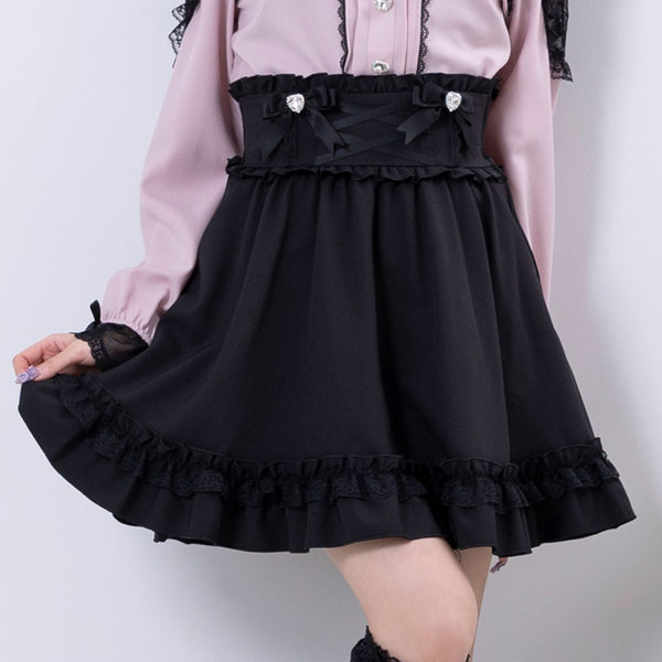 Jirai Kei Fashion in Japan (2026): Style, Makeup & Where to Buy Jirai Kei Clothes 8 Classic jirai kei outfit with a pastel-pink blouse, black lace shoulders, black frilly skirt, ribbon details and chunky shoes