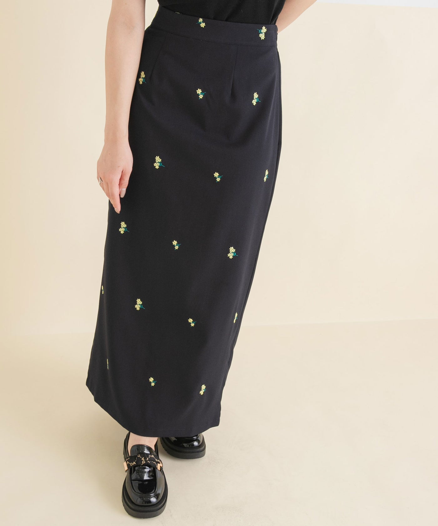 D&G 黒のタイトスカート 黄色のバラ刺繍　刺繍 セール】《サイズ展開あり》《気分があがる刺繍》刺繍タイト