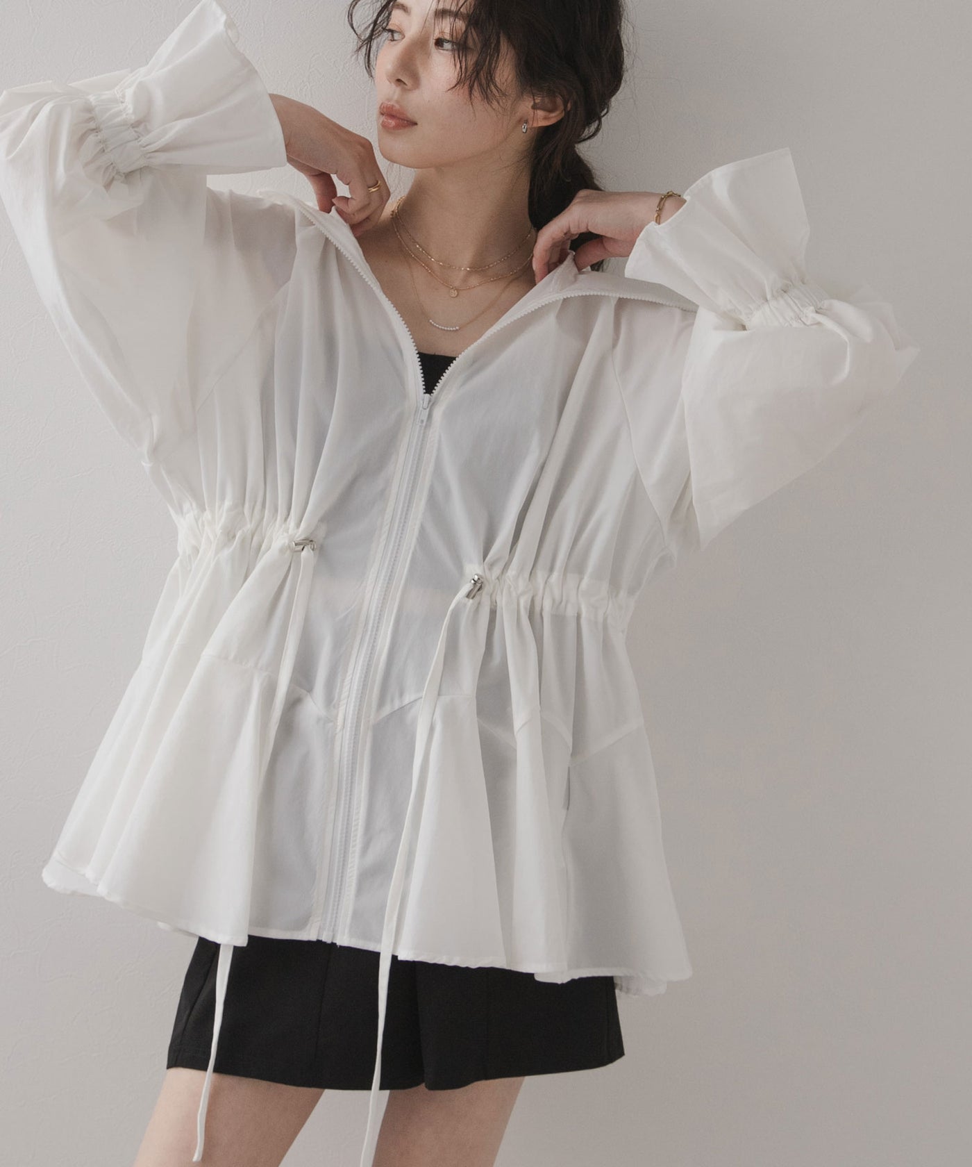 お値下げ！新品未使用⭐︎yori ヨリ ダブルフレアメッシュパーカー ホワイト タグ付き 2024 ヨリ ダンボールティアードパーカー ジップアップ