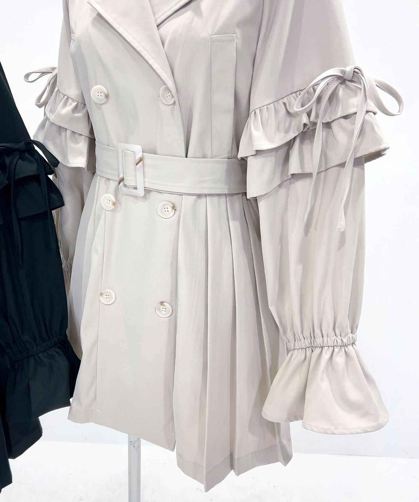 Ameri（アメリ）の「VARIOUS BACK PLEATS TRENCH（トレンチ