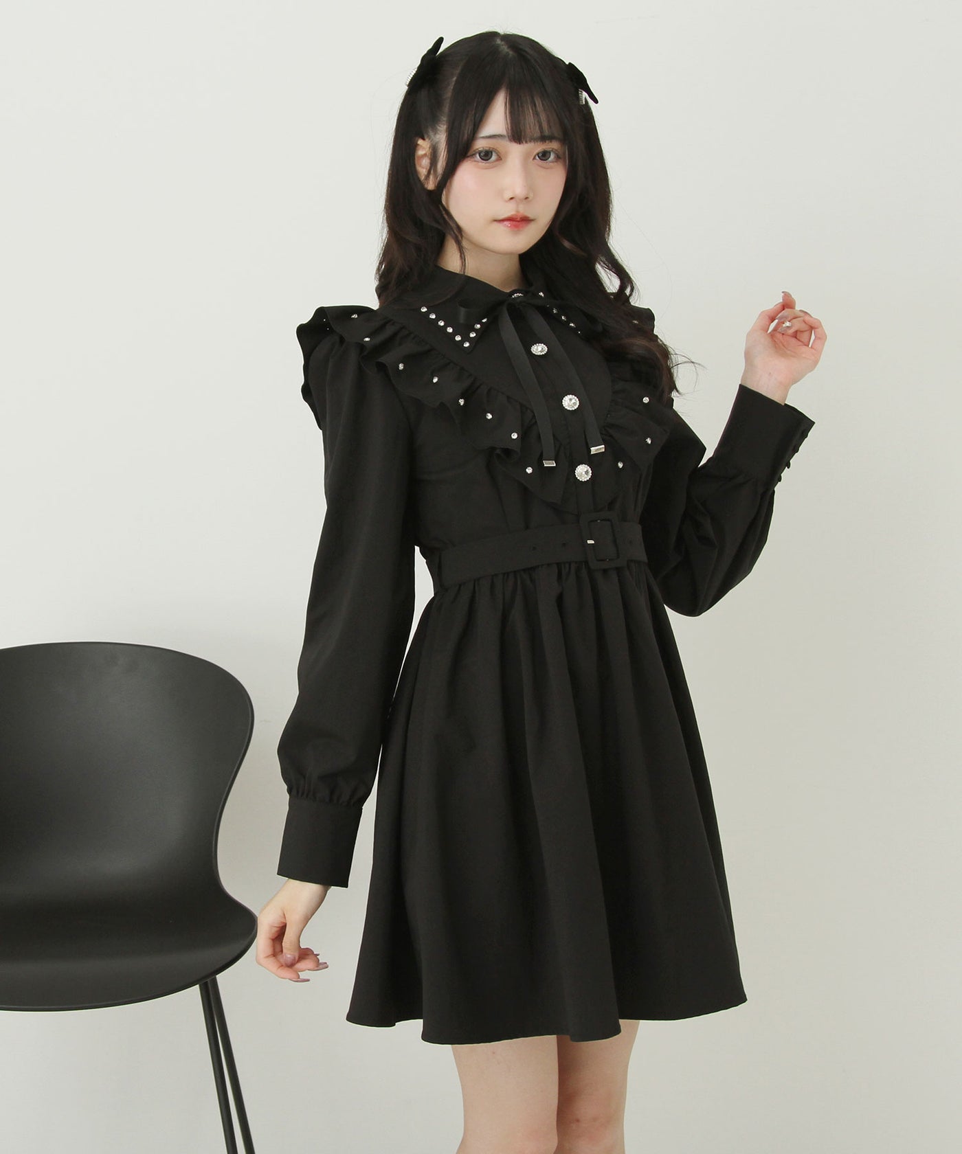 【N˚21】ギャザーシャツドレス　ワンピース　ビジューボタン　38 新春セール】ビジュー襟フリルギャザーシャツワンピース – レディース