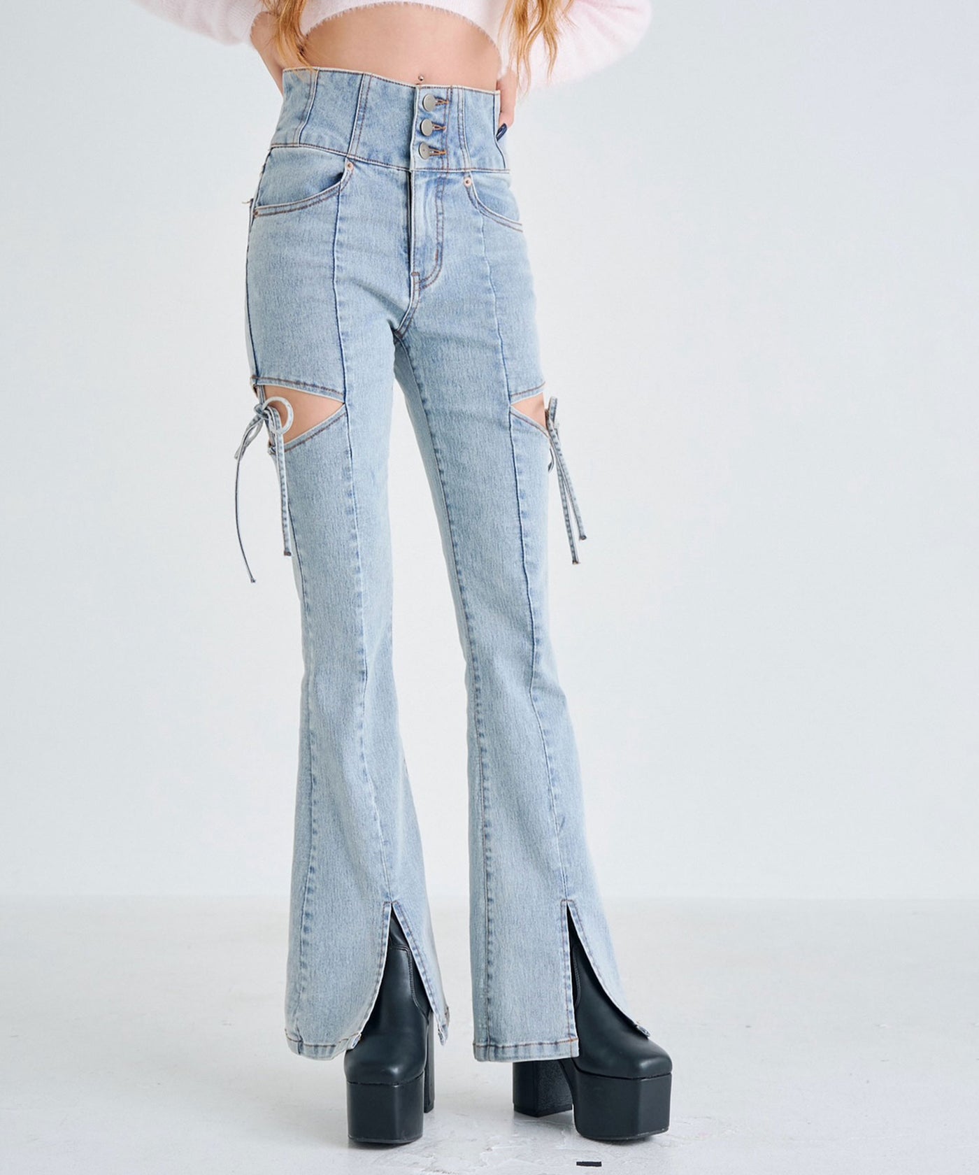 スリット入りカットアウトリボンフレアデニムパンツ – レディース
