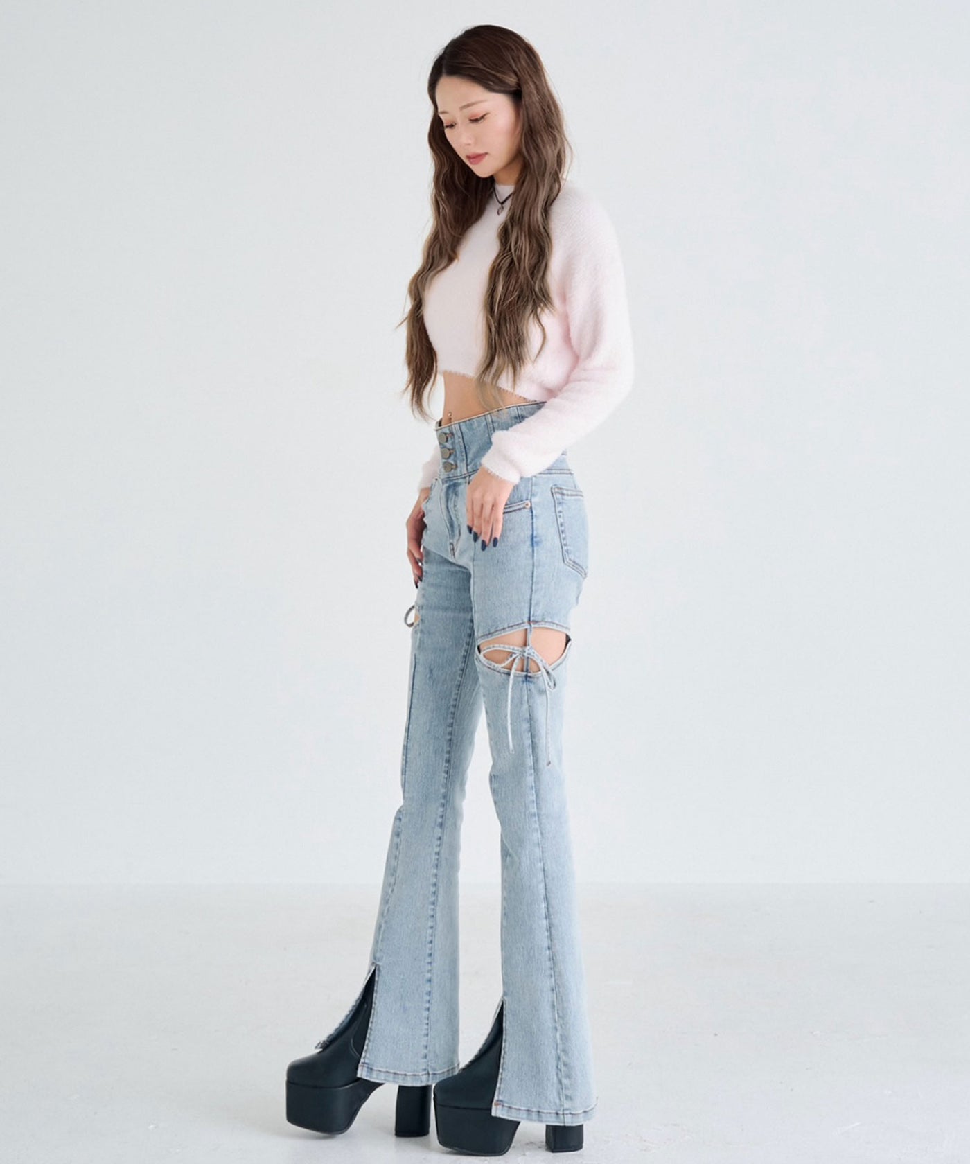 新春セール】スリット入りカットアウトリボンフレアデニムパンツ