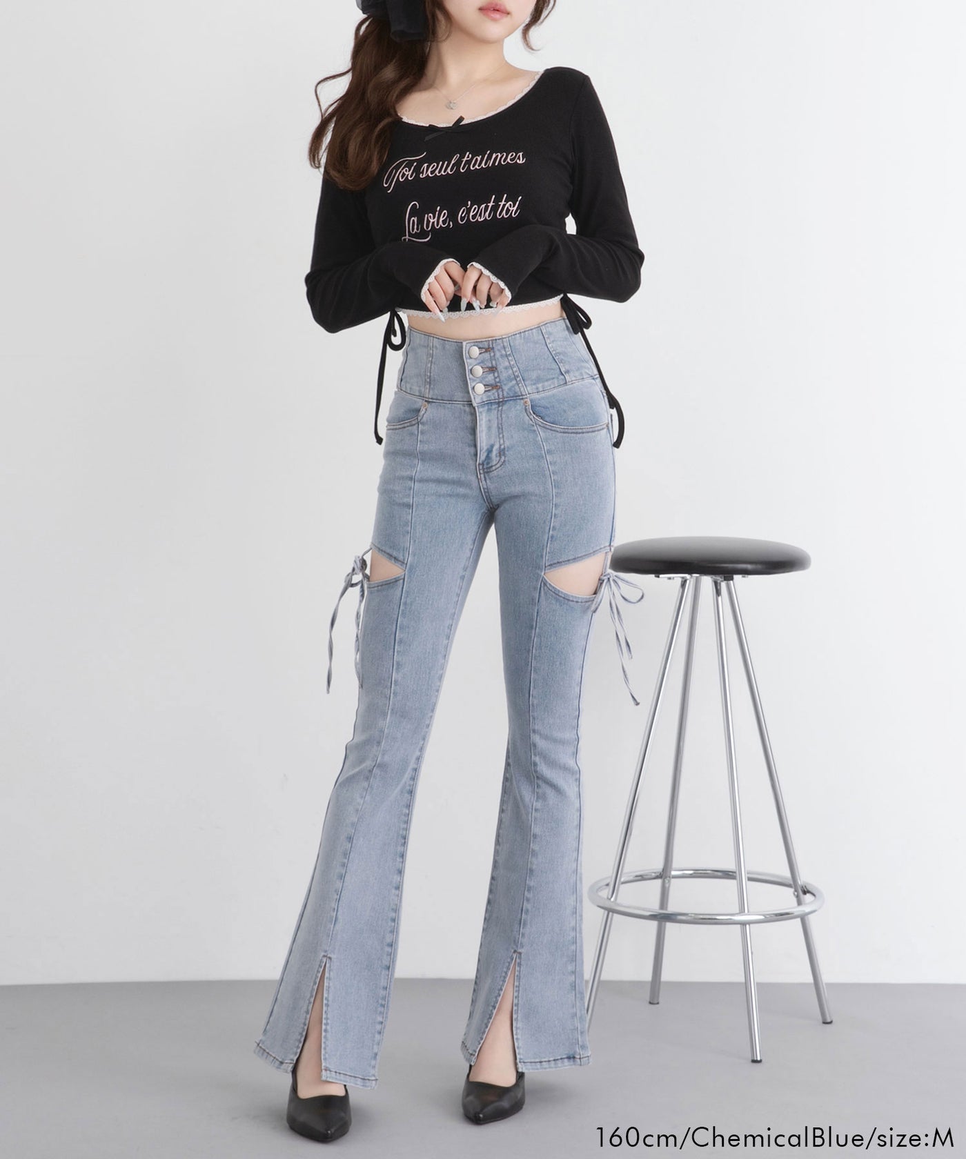 スリット入りカットアウトリボンフレアデニムパンツ