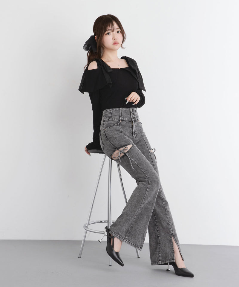 スリット入りカットアウトリボンフレアデニムパンツ