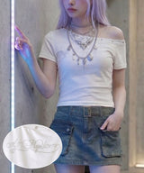 【予約　4/30発送】オフショル ハトメディテール ラインストーンロゴ クロップドTシャツ【SD】