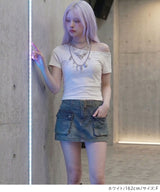 【予約　4/30発送】オフショル ハトメディテール ラインストーンロゴ クロップドTシャツ【SD】