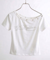 【予約　4/30発送】オフショル ハトメディテール ラインストーンロゴ クロップドTシャツ【SD】