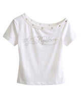 【予約　4/30発送】オフショル ハトメディテール ラインストーンロゴ クロップドTシャツ【SD】