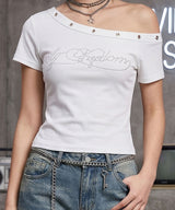 【予約　4/30発送】オフショル ハトメディテール ラインストーンロゴ クロップドTシャツ【SD】