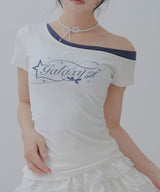 【感謝祭セール対象】ロゴ オフショルダー Tシャツ / レイヤード風 アシンメトリー 星柄 Tシャツ エッジィ