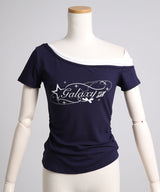 【感謝祭セール対象】ロゴ オフショルダー Tシャツ / レイヤード風 アシンメトリー 星柄 Tシャツ エッジィ