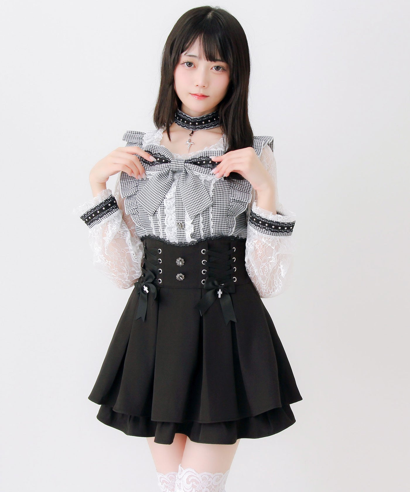 同色スパンコールチョーカー付 立体的な立ち上がりフリルレースと黒
