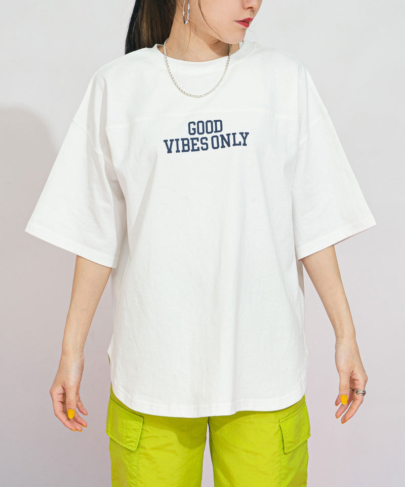 フットボールプリントロゴTシャツ